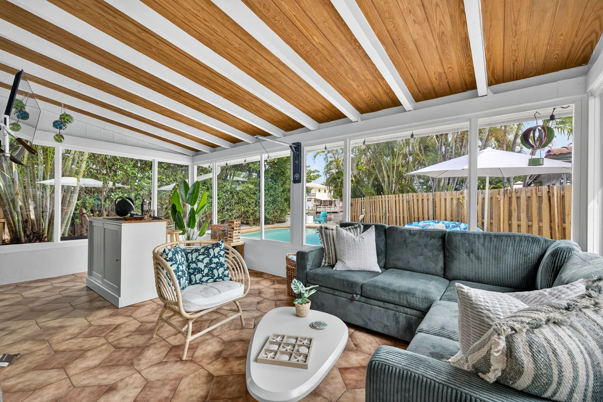 Wander Wilton Manors Oaks