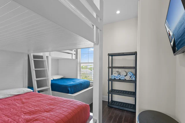 Bedroom 6 image 1