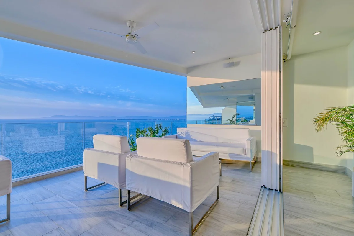 Wander Vallarta Cliffs