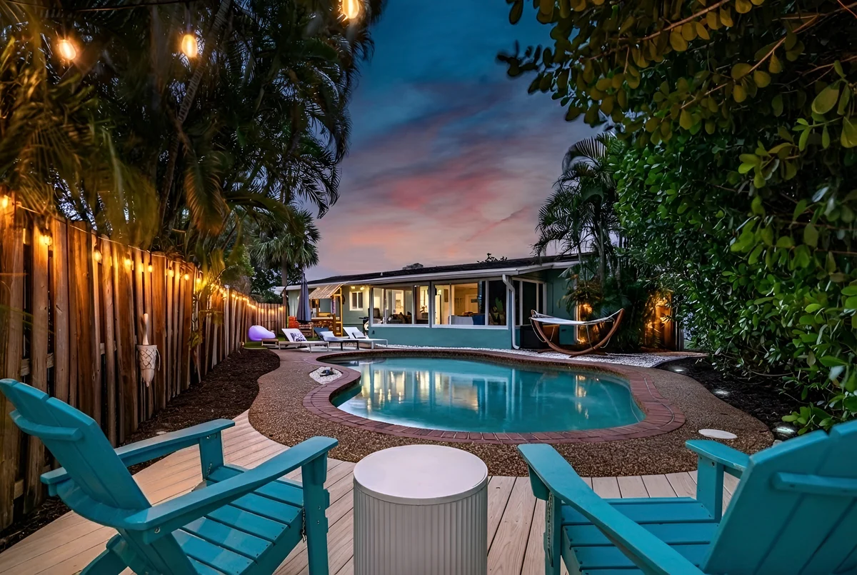 Wander Wilton Manors Oaks