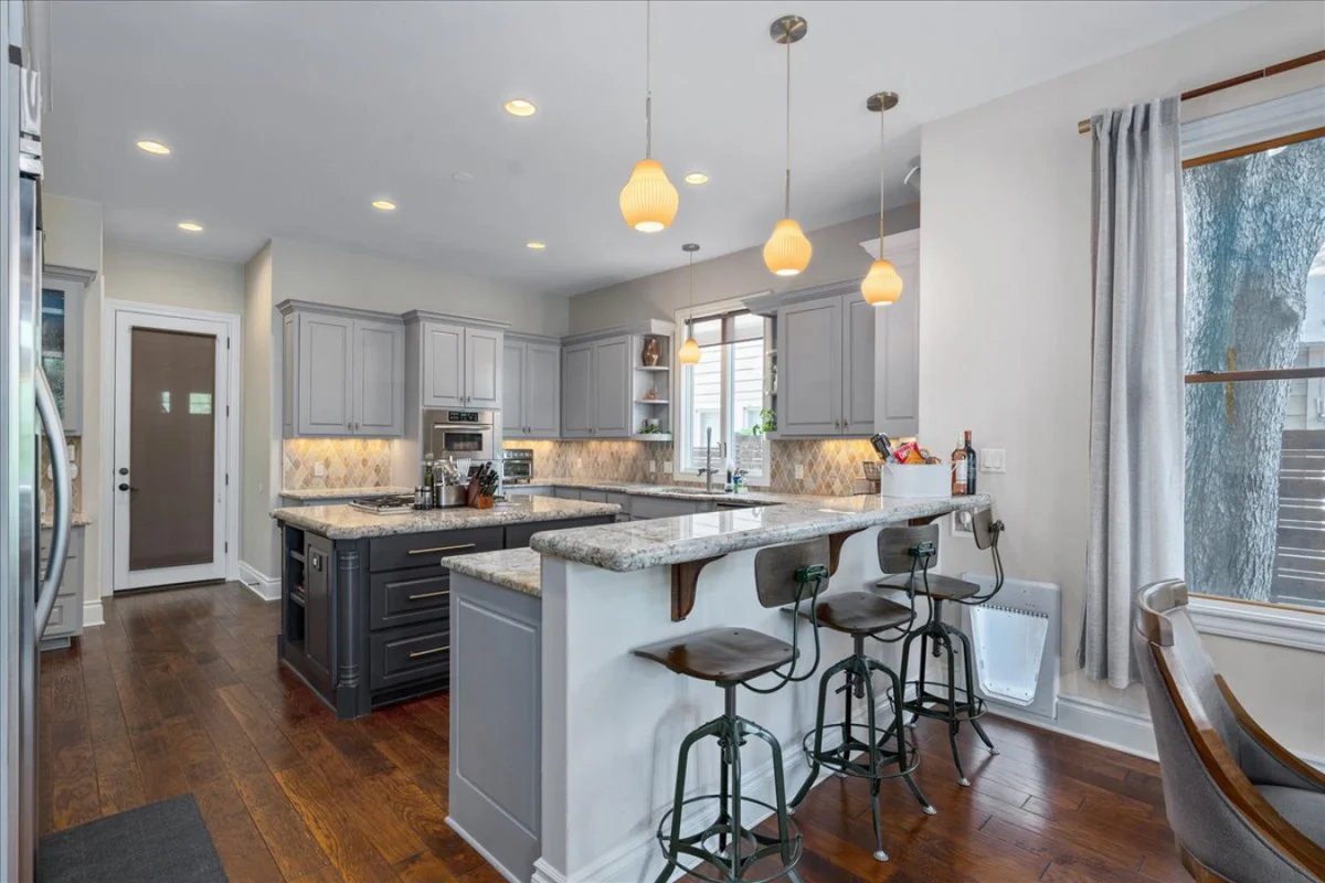 Downtown Retreat: sleeps 24 : 2 Pools/Spas : Gyms : Game Rooms : Fire Pit #63