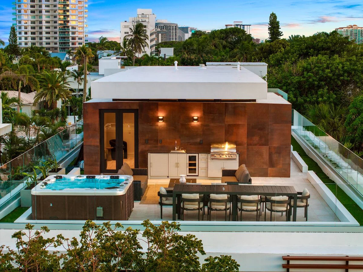 Modern Beach Villa w/ Rooftop Jacuzzi & Pool #2