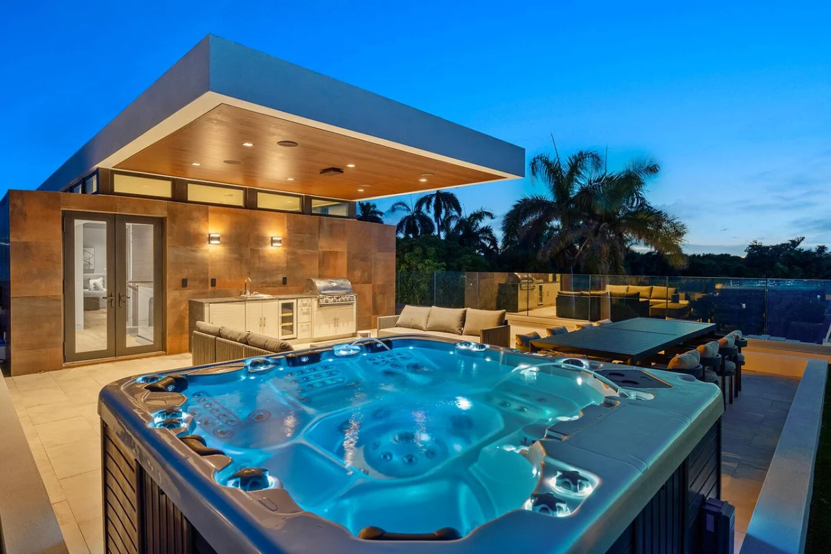 Modern Beach Villa w/ Rooftop Jacuzzi & Pool #48