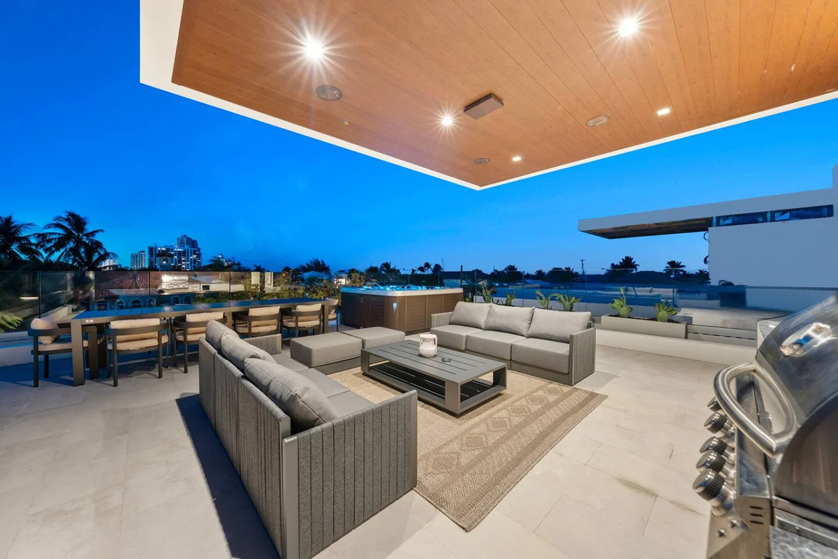 Modern Beach Villa w/ Rooftop Jacuzzi & Pool #37