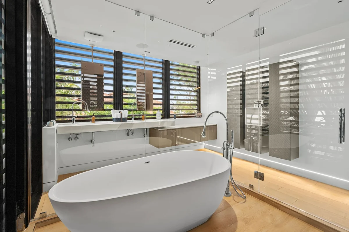 Modern Beach Villa w/ Rooftop Jacuzzi & Pool #53