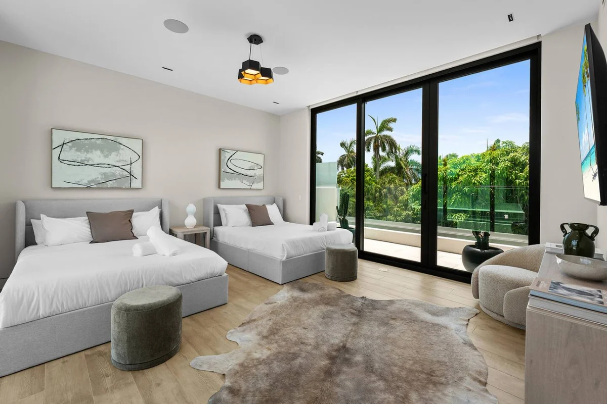 Modern Beach Villa w/ Rooftop Jacuzzi & Pool #60