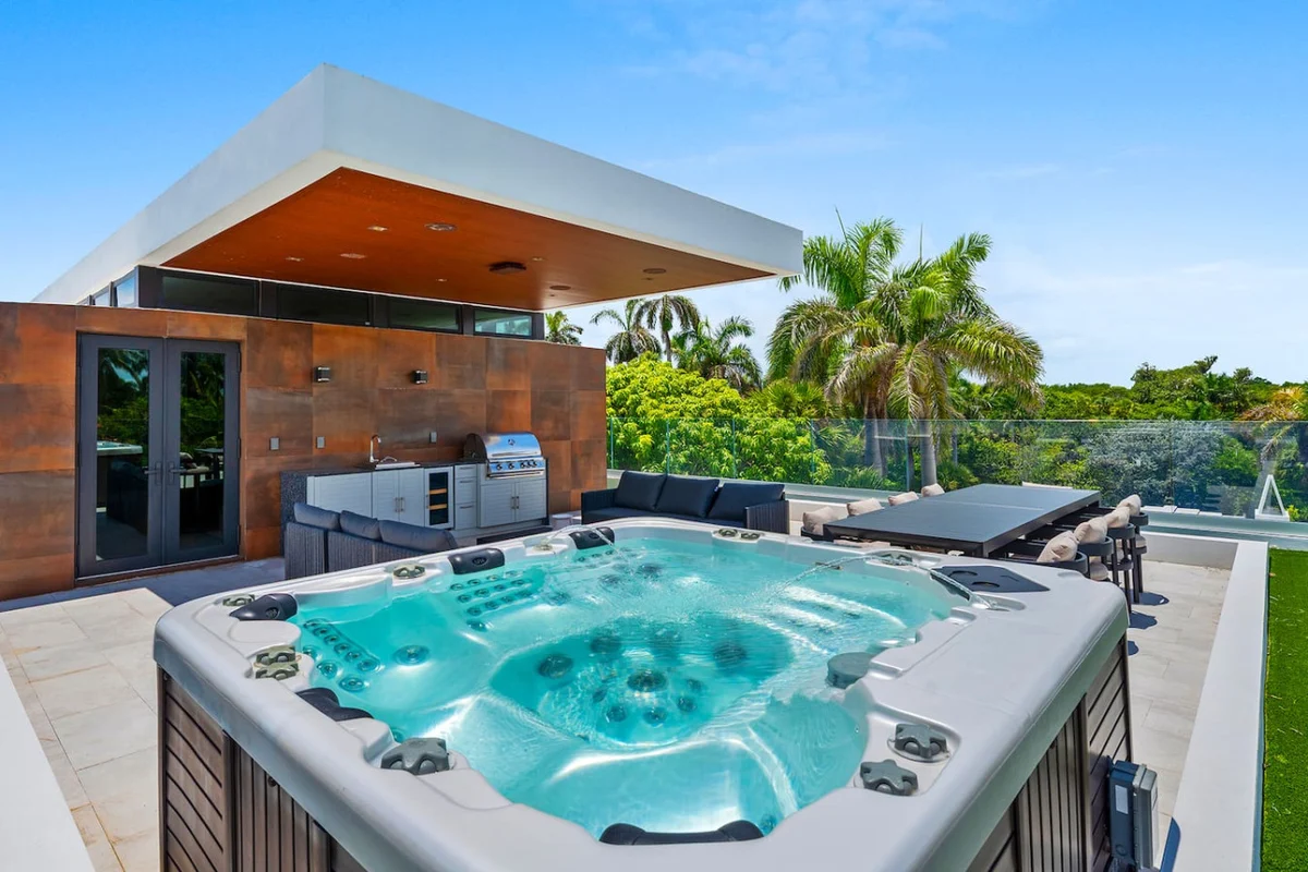 Modern Beach Villa w/ Rooftop Jacuzzi & Pool #64