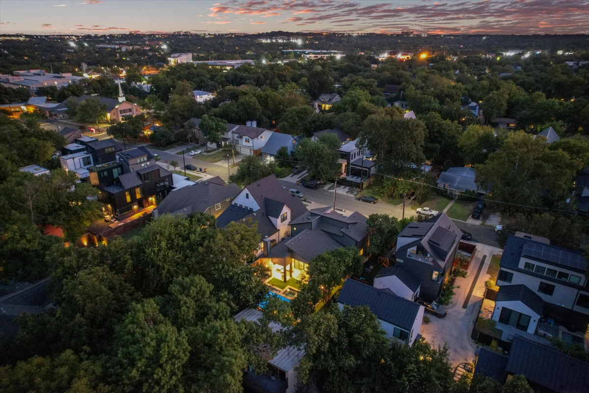 Zilker Homes | 2 Pools, Hot Tub, Fire Pits | Sleeps 18 #128