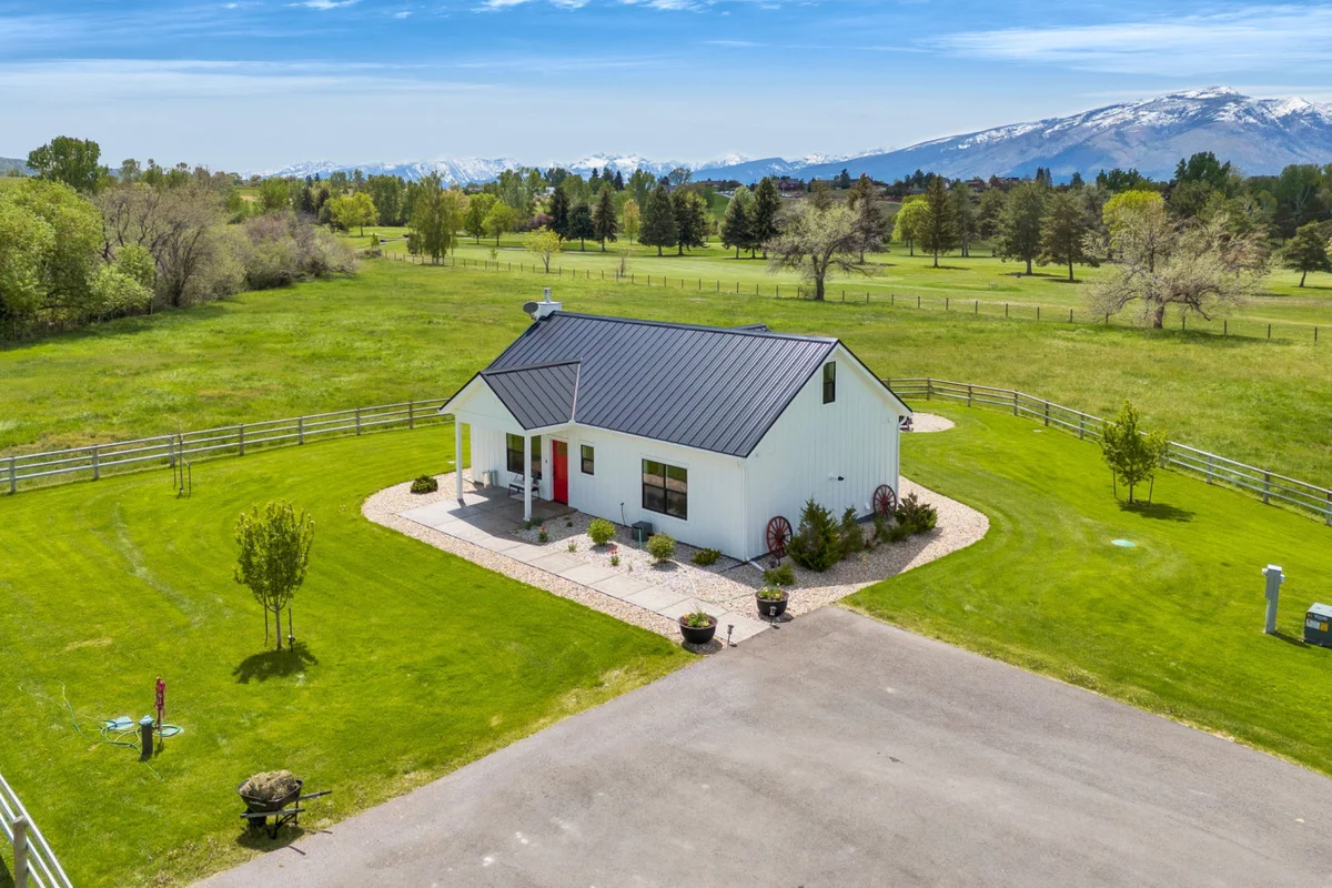 Mountain View Modern Farmhouse property photo 4