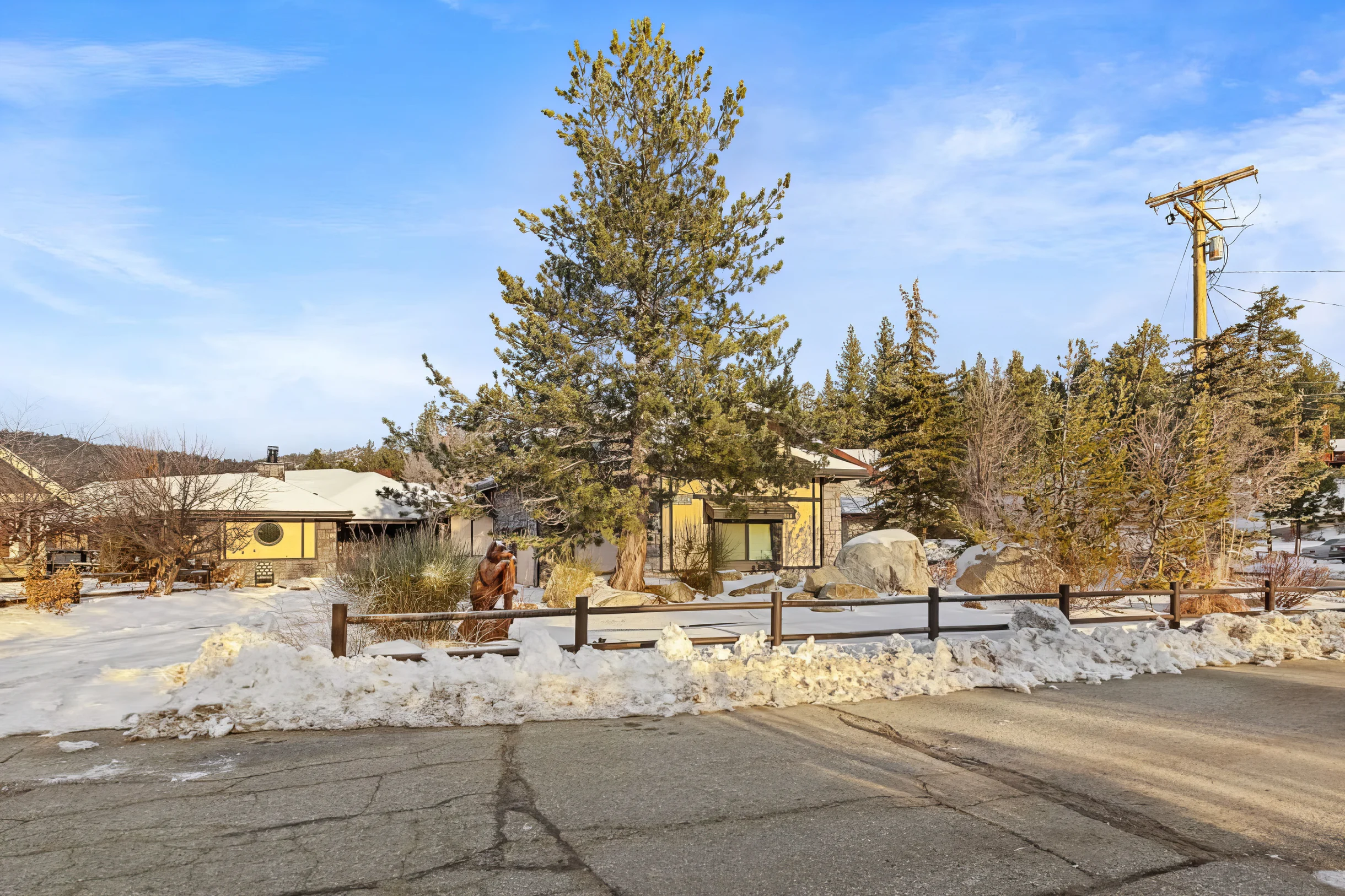 Roaring Lion Luxury Lodge| Lake Views & Hot tub #43