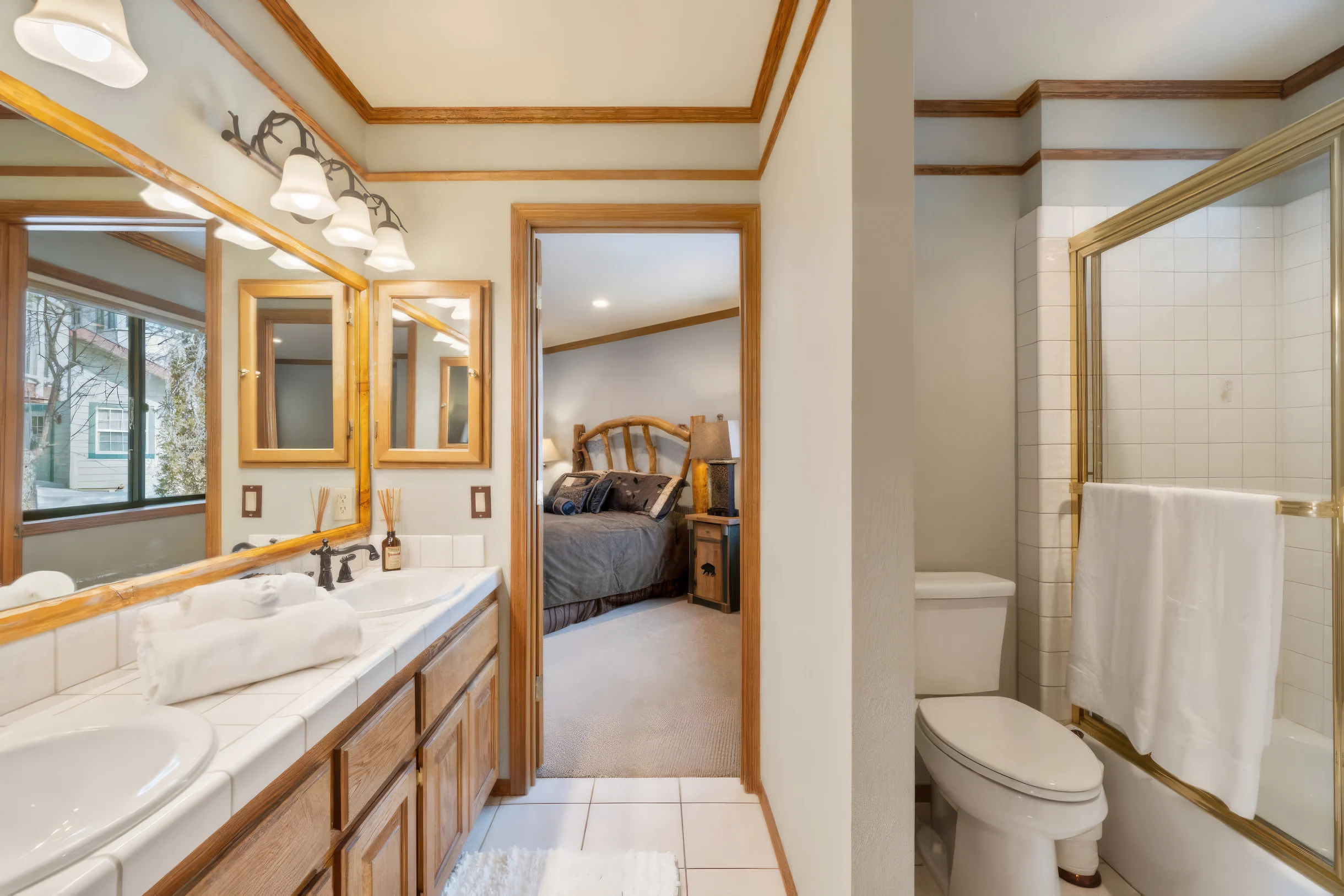 Roaring Lion Luxury Lodge| Lake Views & Hot tub #9