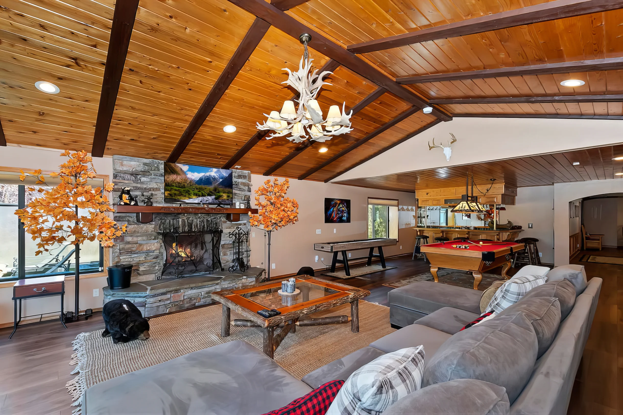 Roaring Lion Luxury Lodge| Lake Views & Hot tub #26
