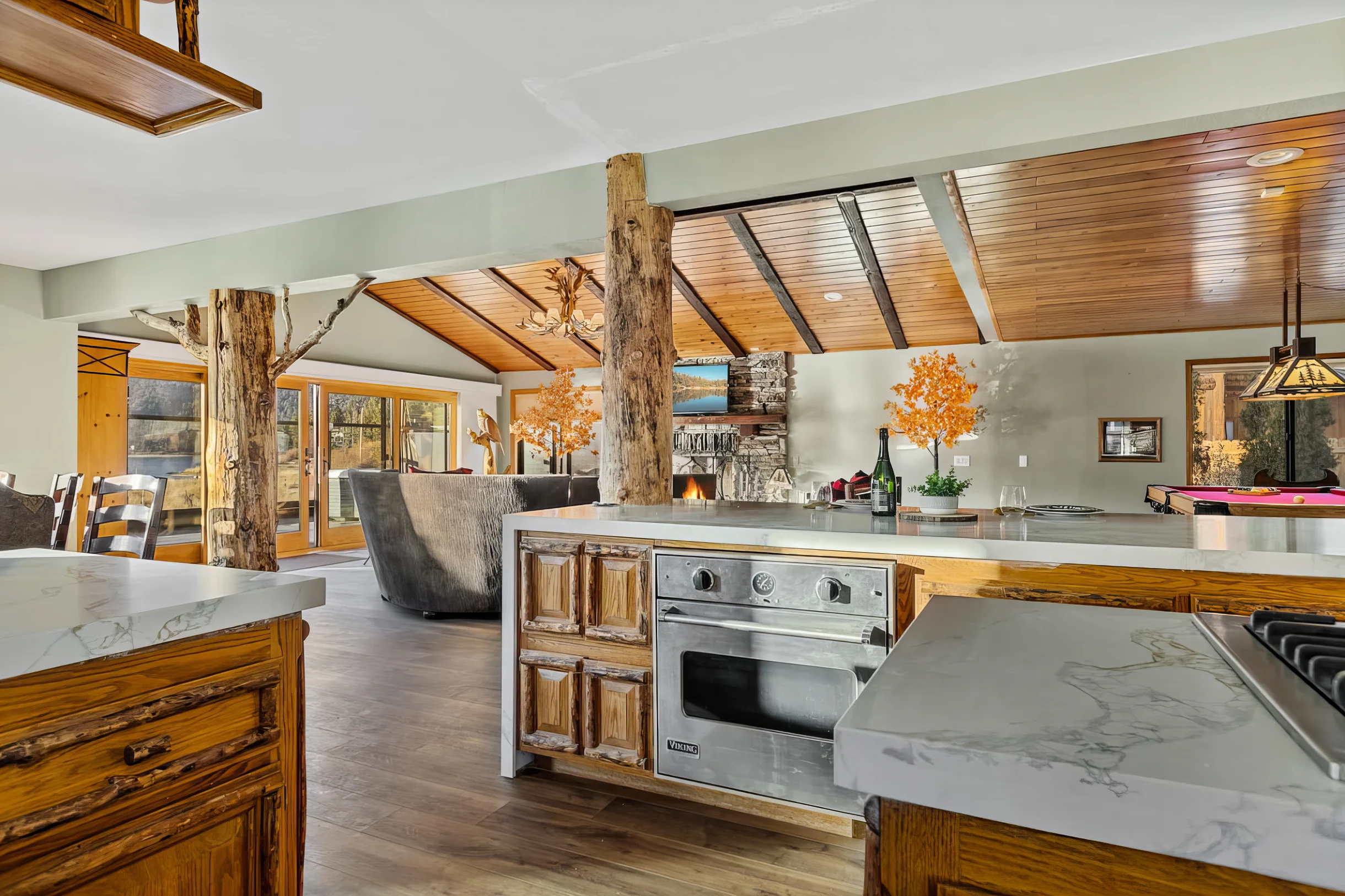 Roaring Lion Luxury Lodge| Lake Views & Hot tub #46