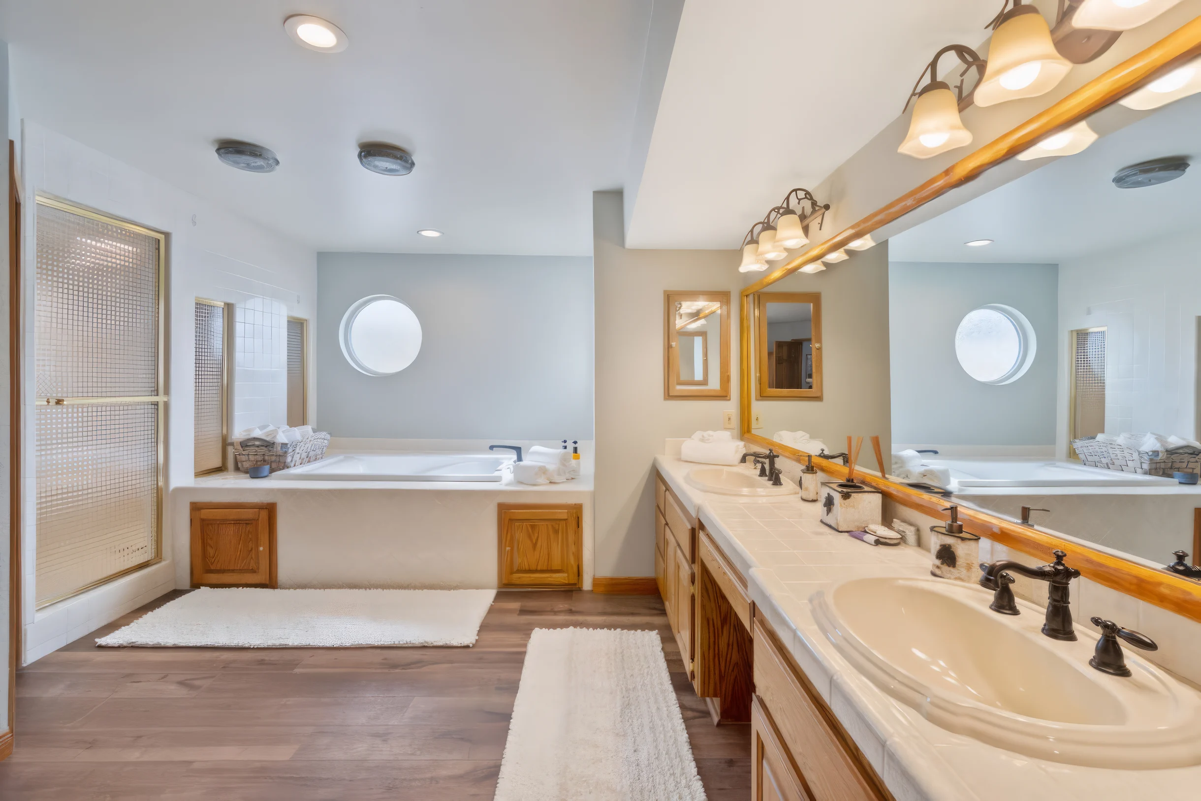Roaring Lion Luxury Lodge| Lake Views & Hot tub #18