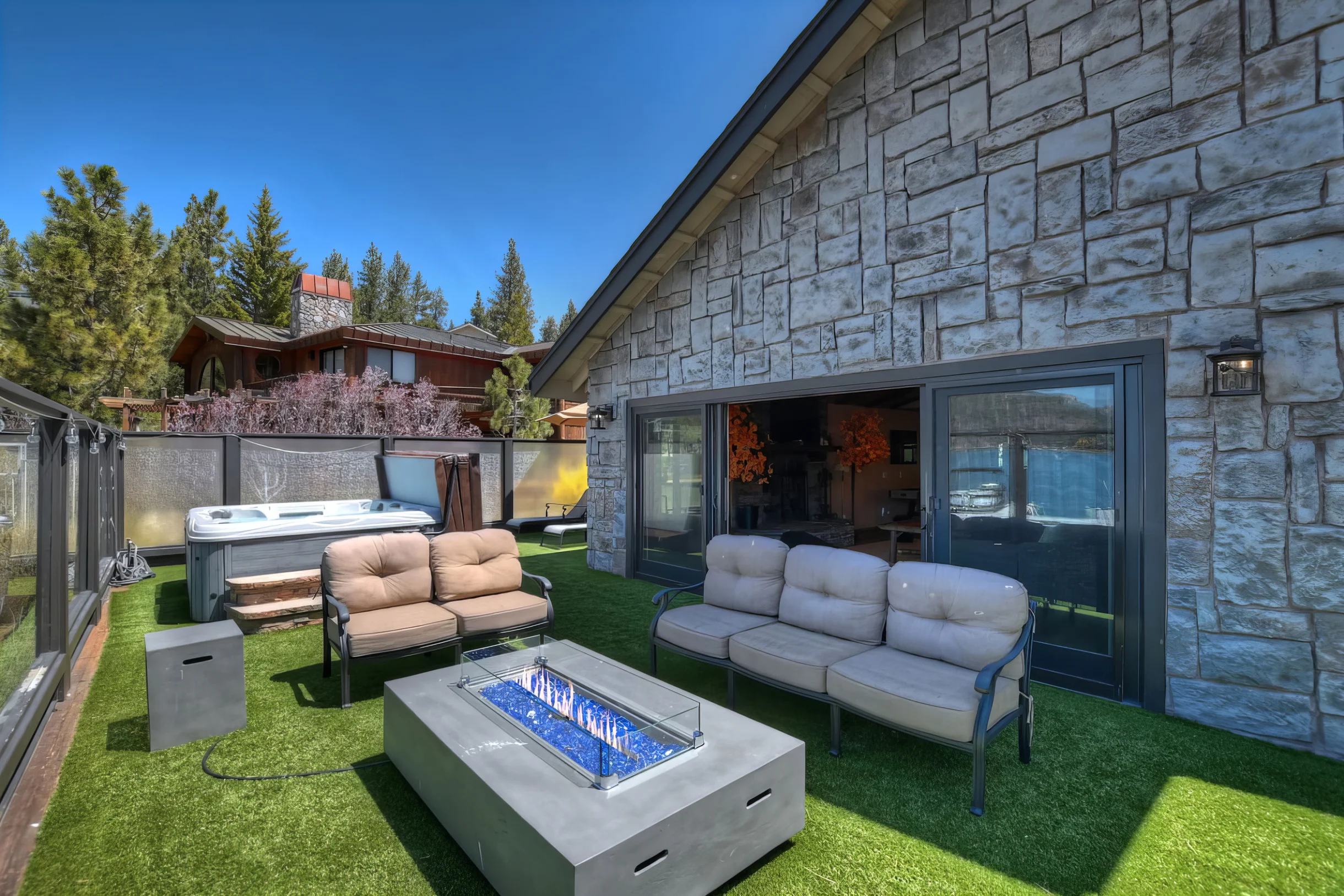 Roaring Lion Luxury Lodge| Lake Views & Hot tub #2