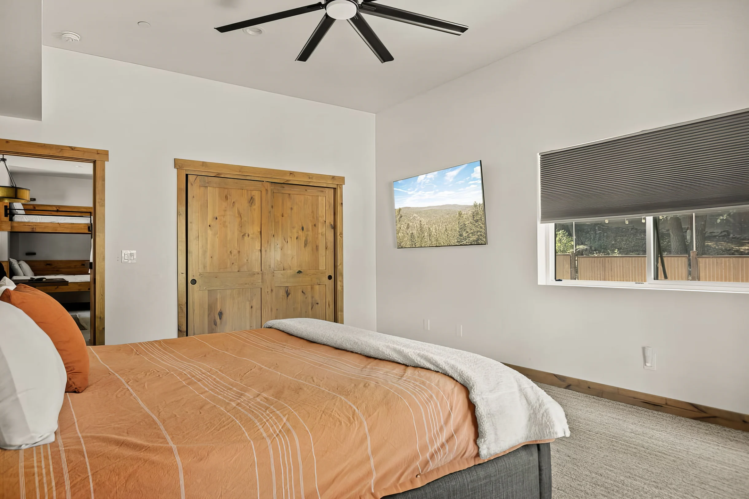Urban Manor, Walk 2 Bear Mtn & Hot Tub w Firepit #33