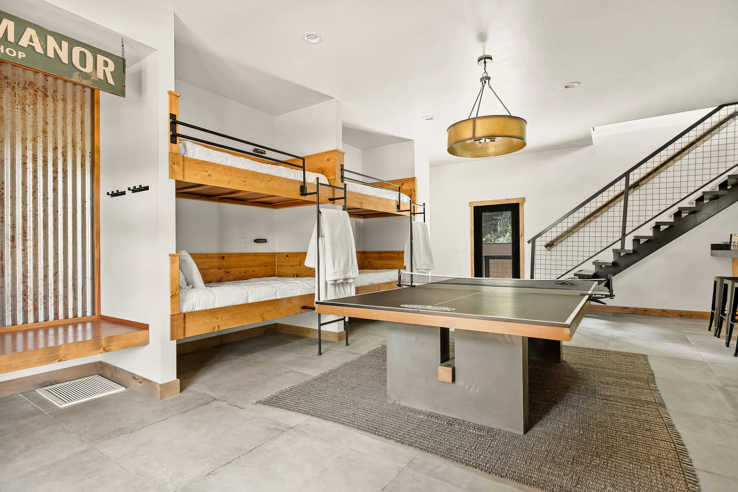 Urban Manor, Walk 2 Bear Mtn & Hot Tub w Firepit #36