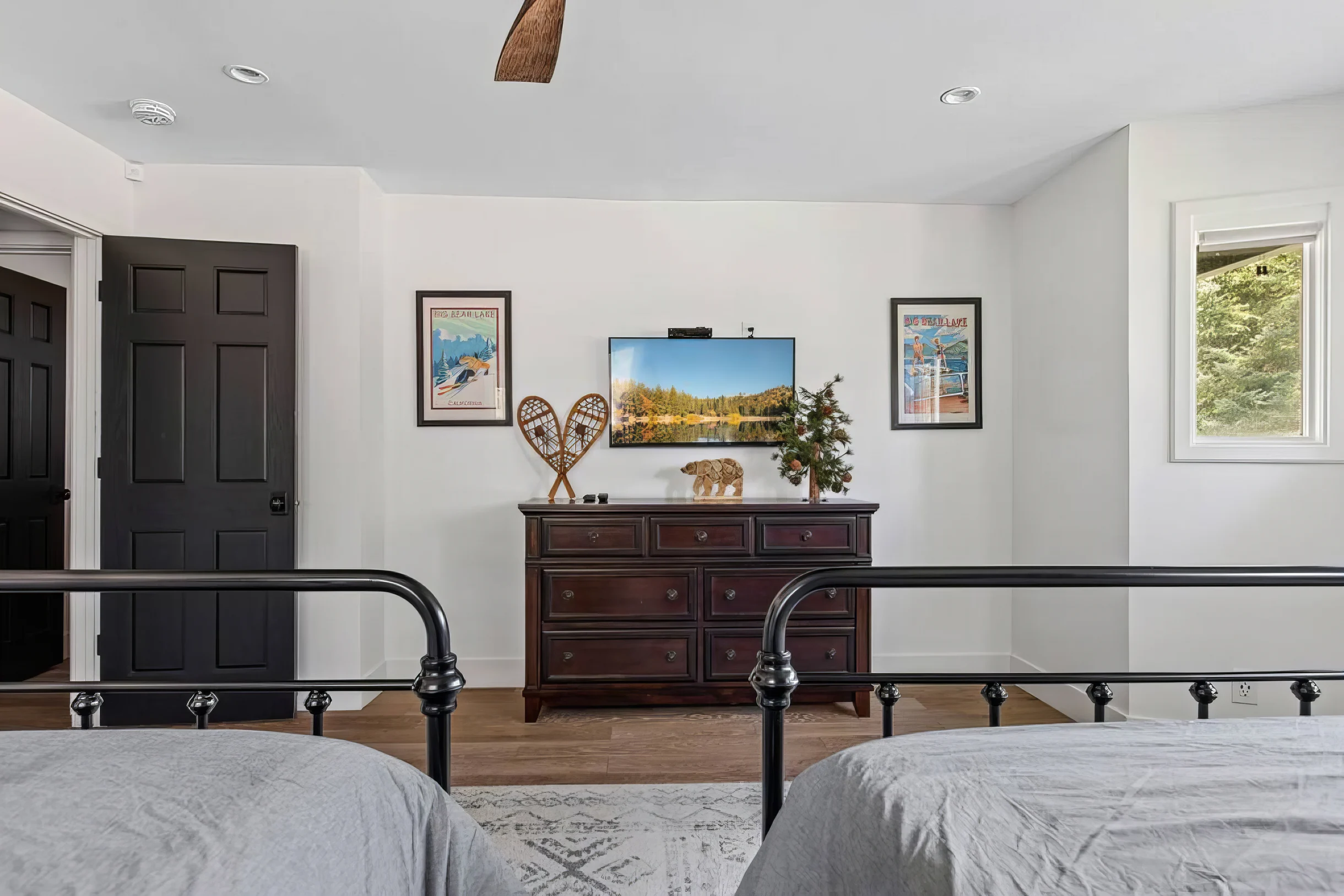 Modern Lodge Near the Ski Slopes, Hot Tub, Games #37