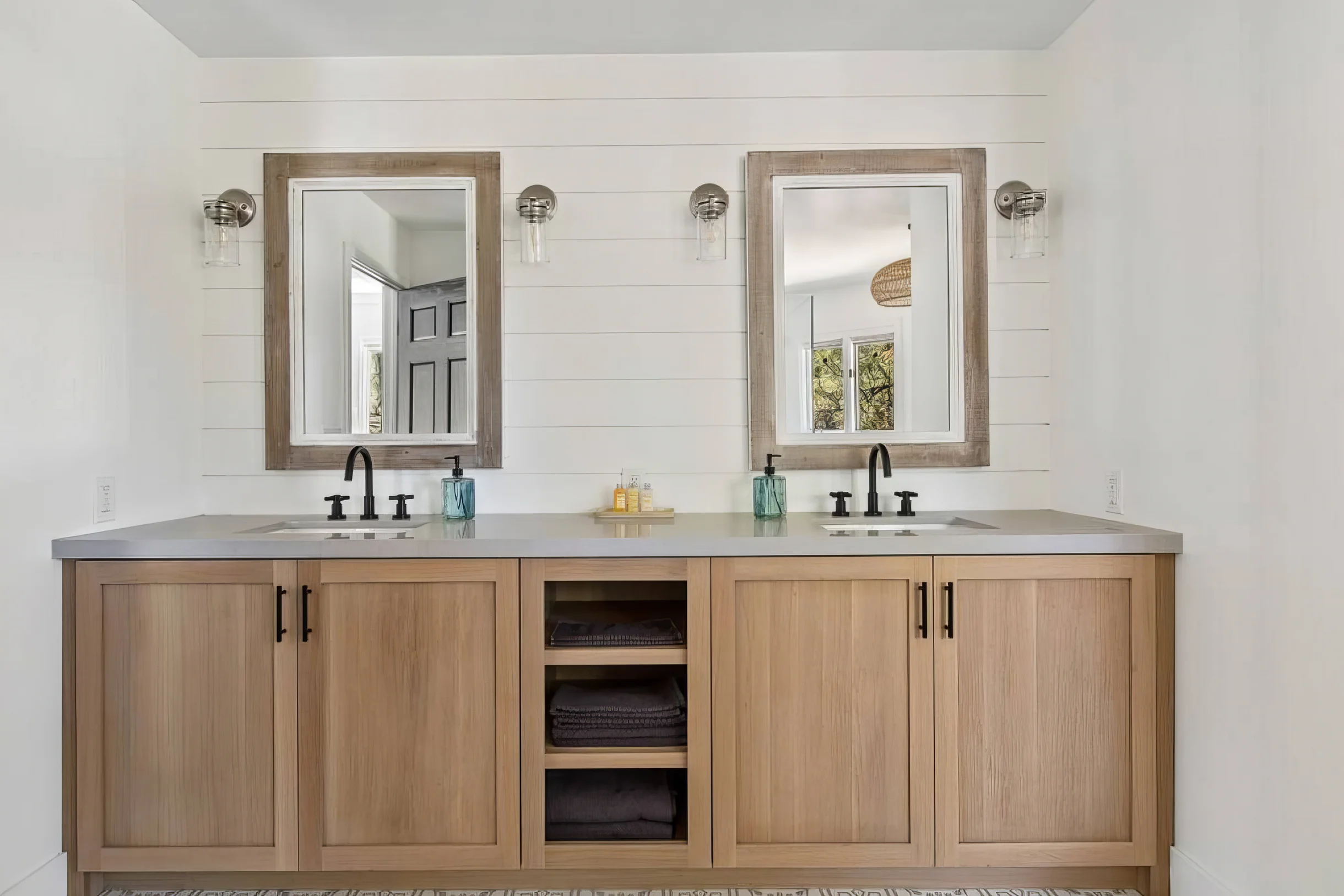 Modern Lodge Near the Ski Slopes, Hot Tub, Games #38