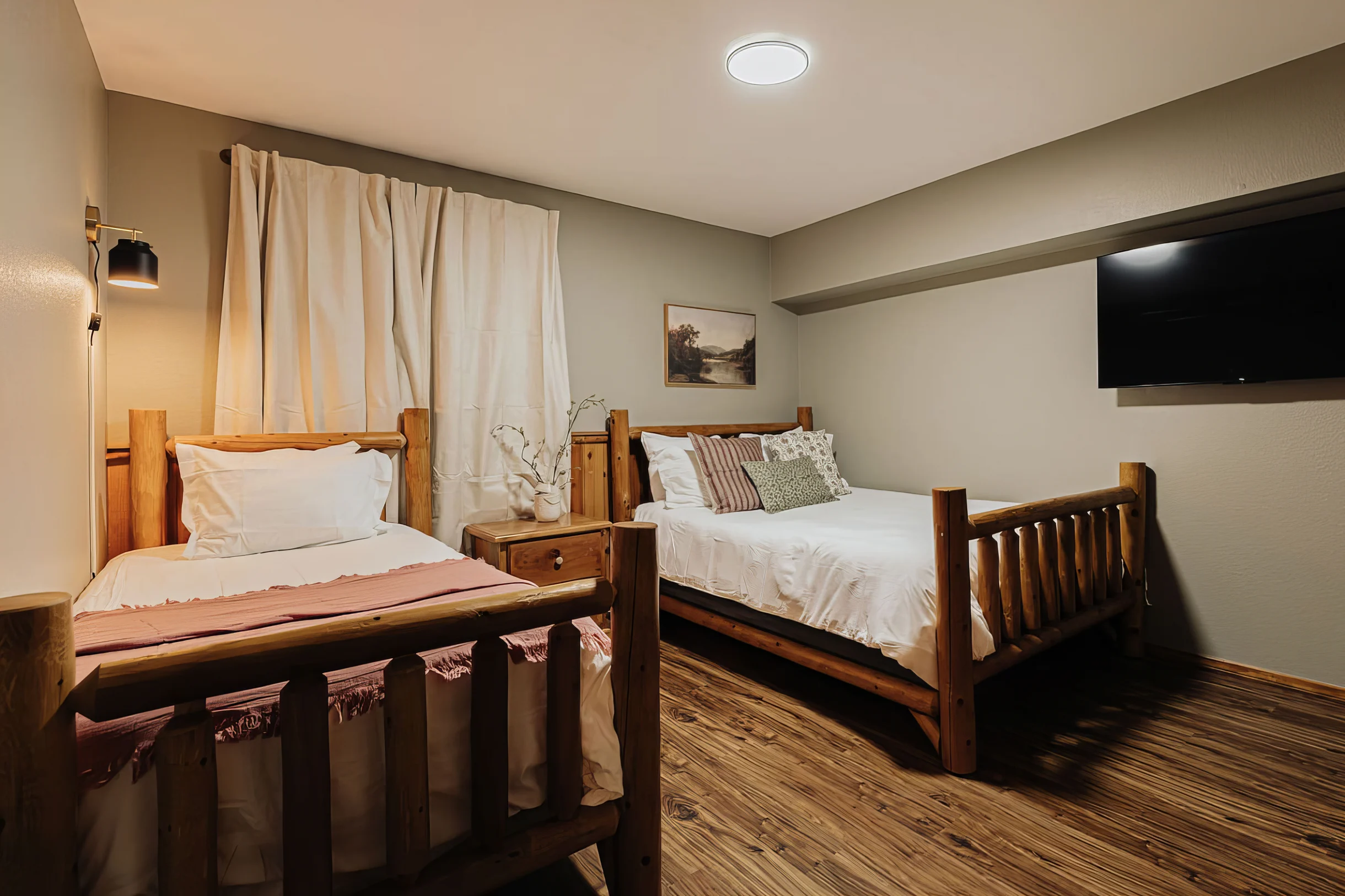 Stylish Sylvan Glen Chalet w  Hot Tub, Pool Table #48
