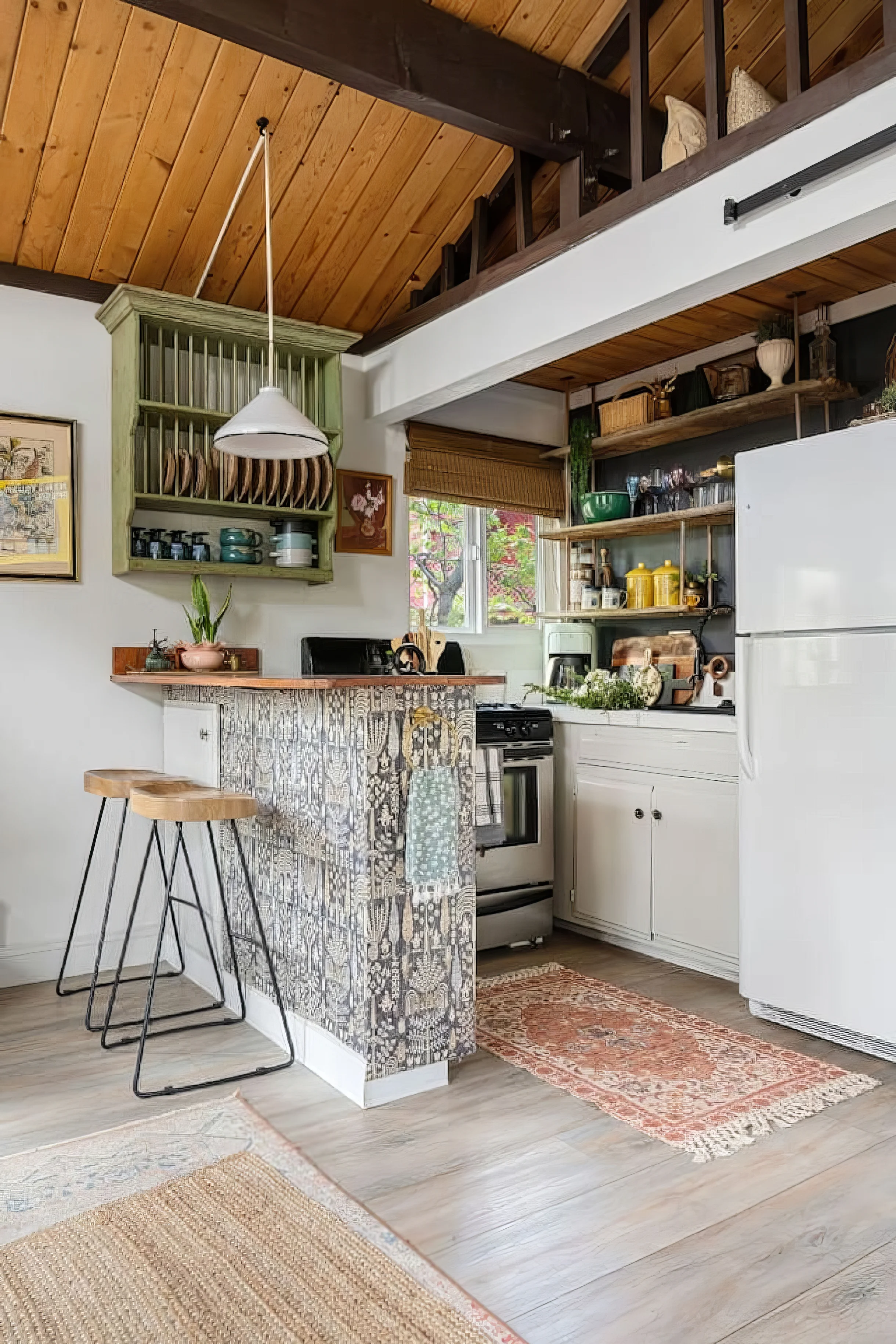 Vintage Mountain Retreat: Trendy Cabin, Loft #9