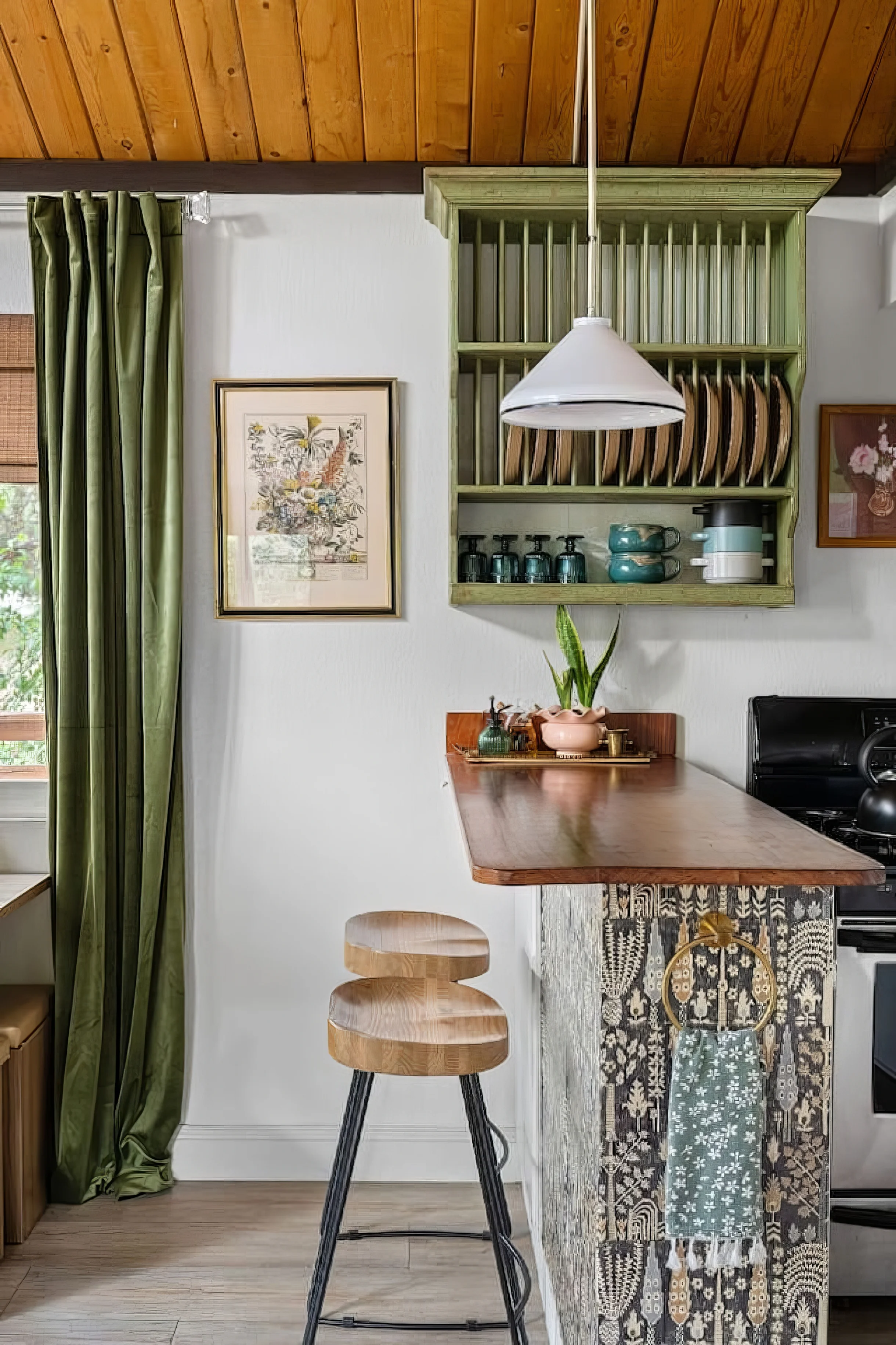 Vintage Mountain Retreat: Trendy Cabin, Loft #45