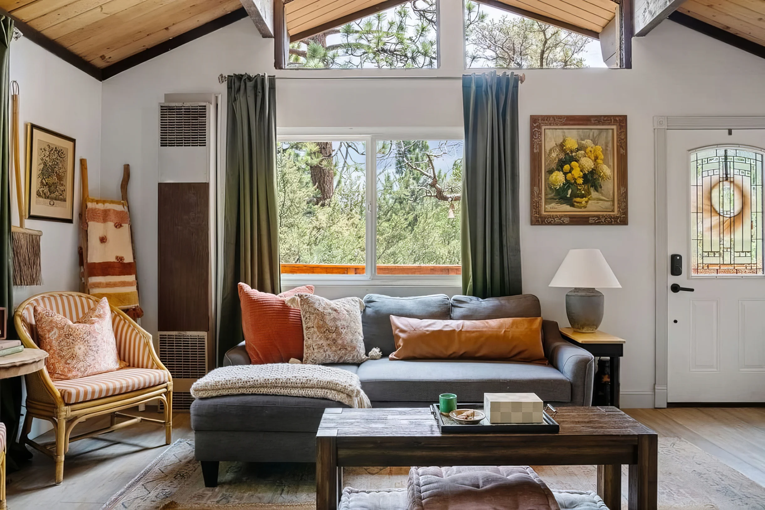 Vintage Mountain Retreat: Trendy Cabin, Loft #69