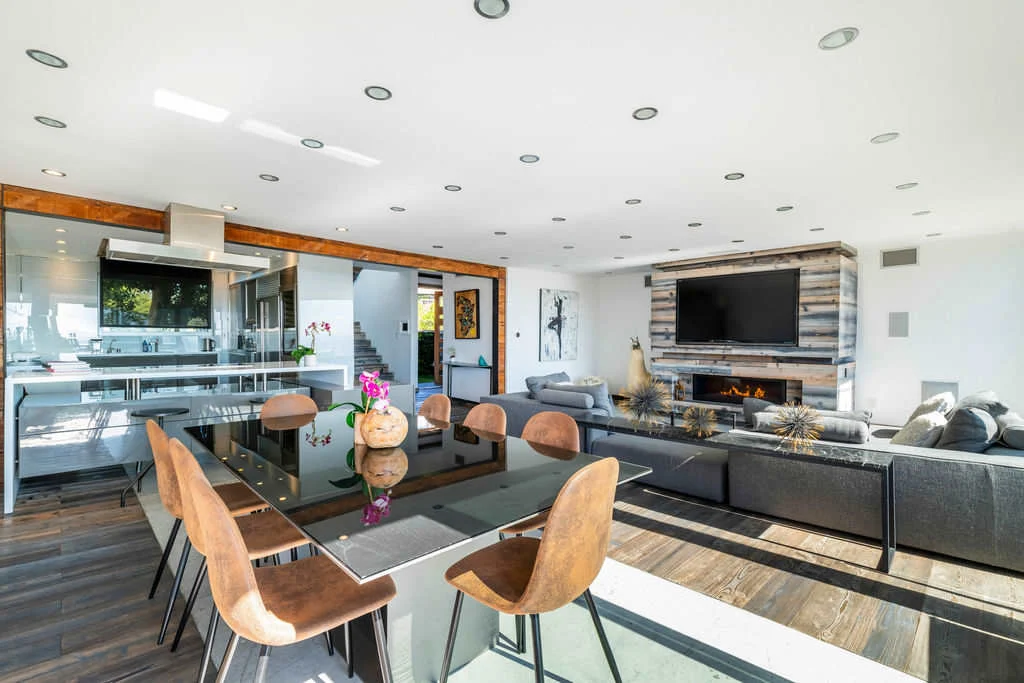 Wander Sunset Tower Glow