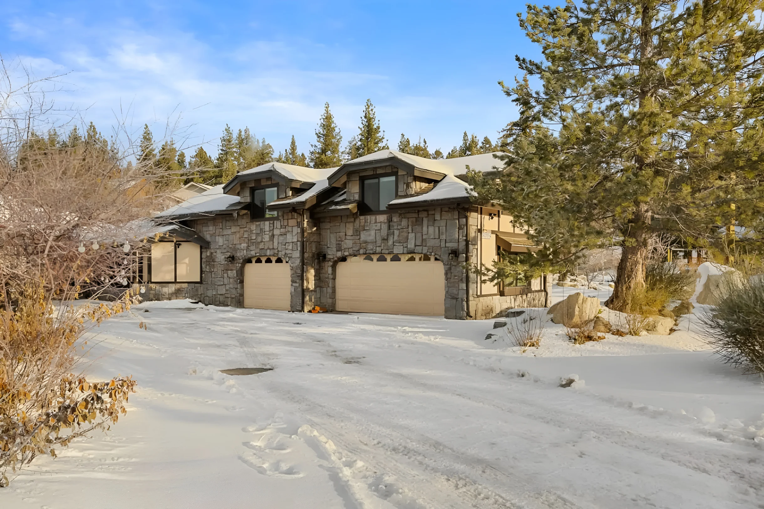 Roaring Lion Luxury Lodge| Lake Views & Hot tub #1