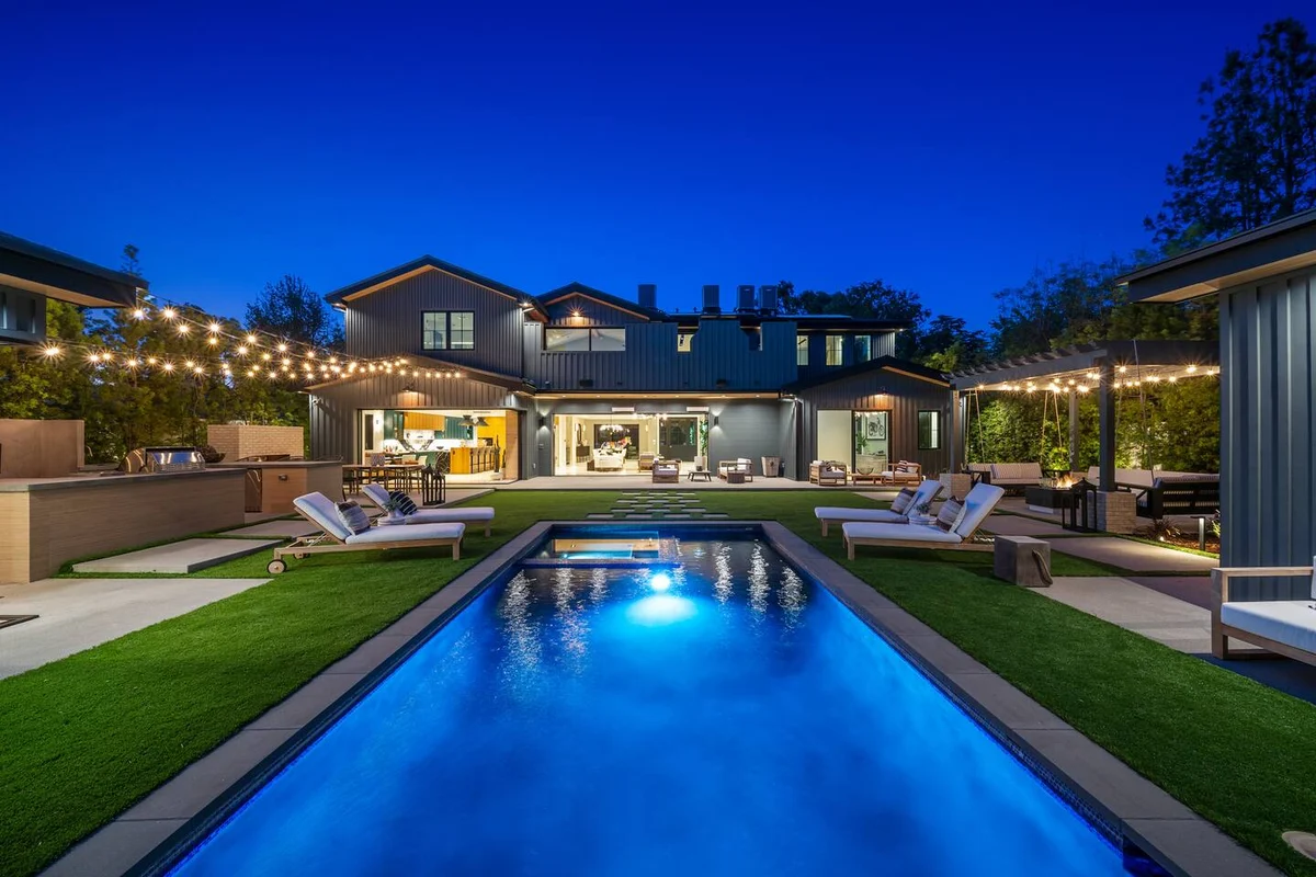 Wander Valley Village Glow #18