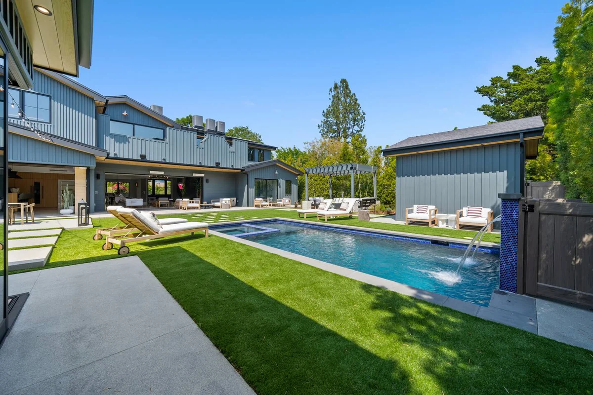 Wander Valley Village Glow #37