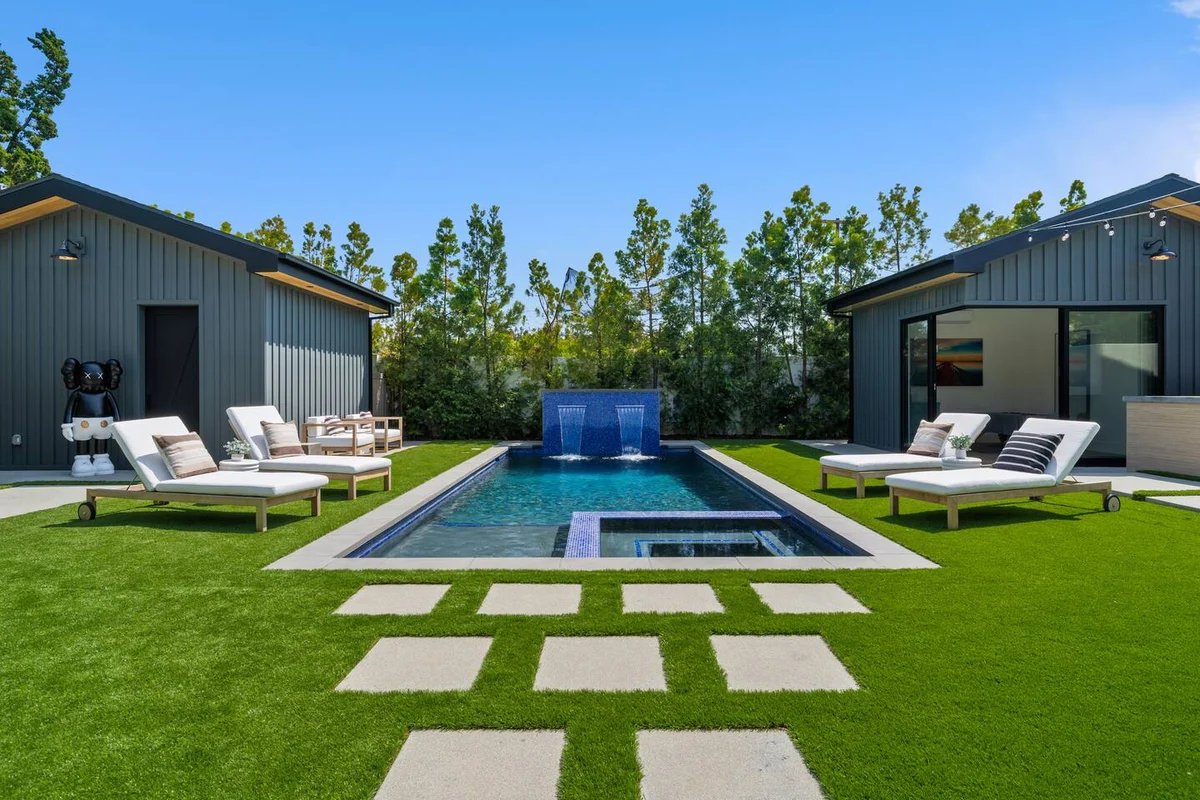 Wander Valley Village Glow #19