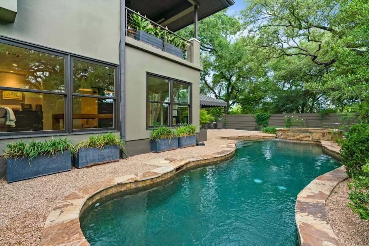 Downtown Oasis : Heated Pool : Spa : Outdoor Living/Dinning : Game Room #100