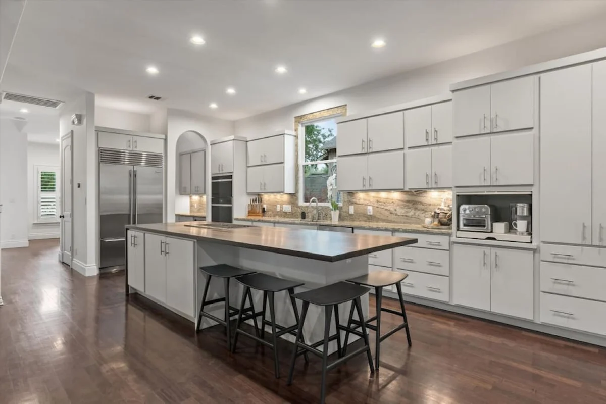 Downtown Oasis : Heated Pool : Spa : Outdoor Living/Dinning : Game Room #130