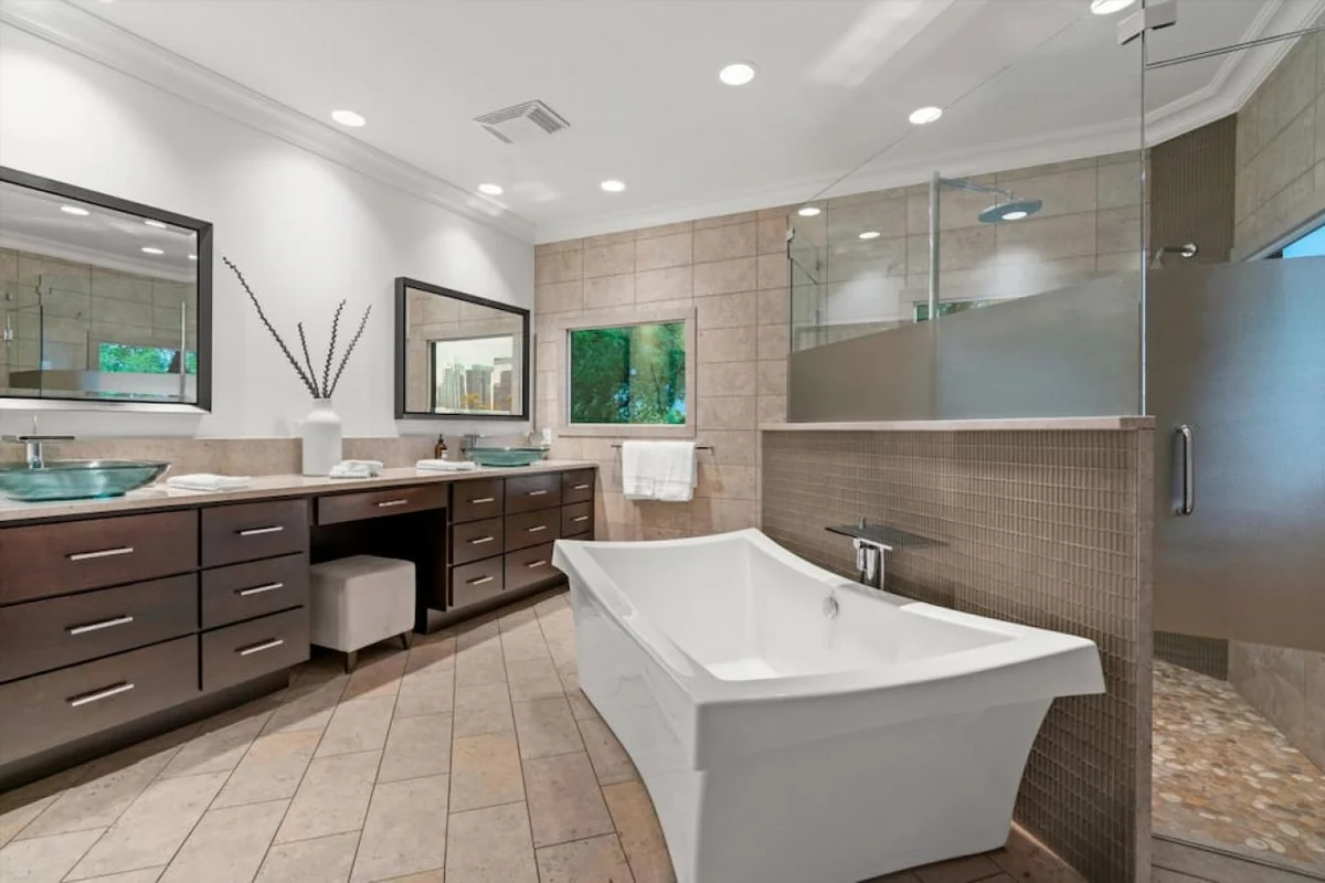 Downtown Oasis : Heated Pool : Spa : Outdoor Living/Dinning : Game Room #114