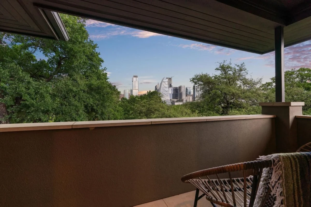 Downtown Oasis : Heated Pool : Spa : Outdoor Living/Dinning : Game Room #106