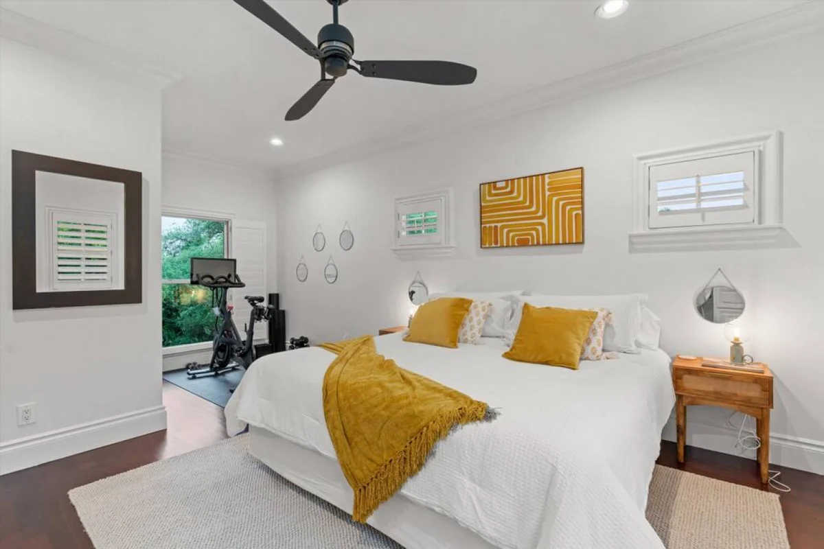 Downtown Oasis : Heated Pool : Spa : Outdoor Living/Dinning : Game Room #95