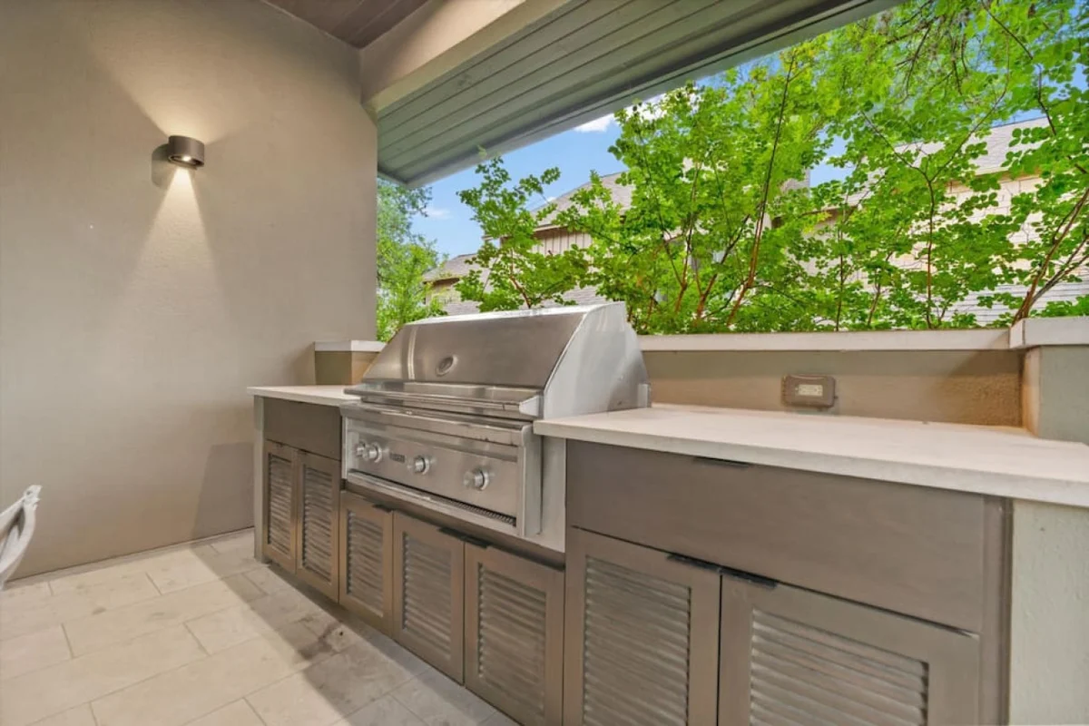 Downtown Oasis : Heated Pool : Spa : Outdoor Living/Dinning : Game Room #92