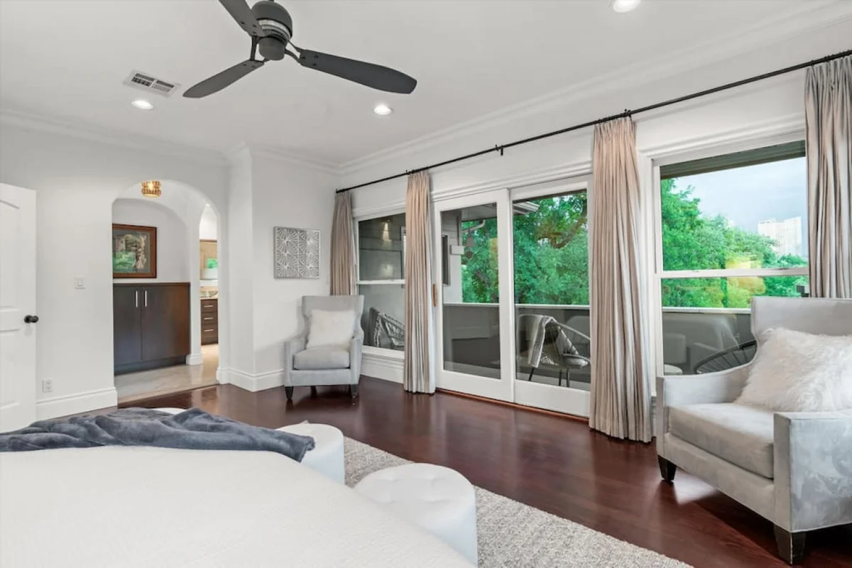 Downtown Oasis : Heated Pool : Spa : Outdoor Living/Dinning : Game Room #125