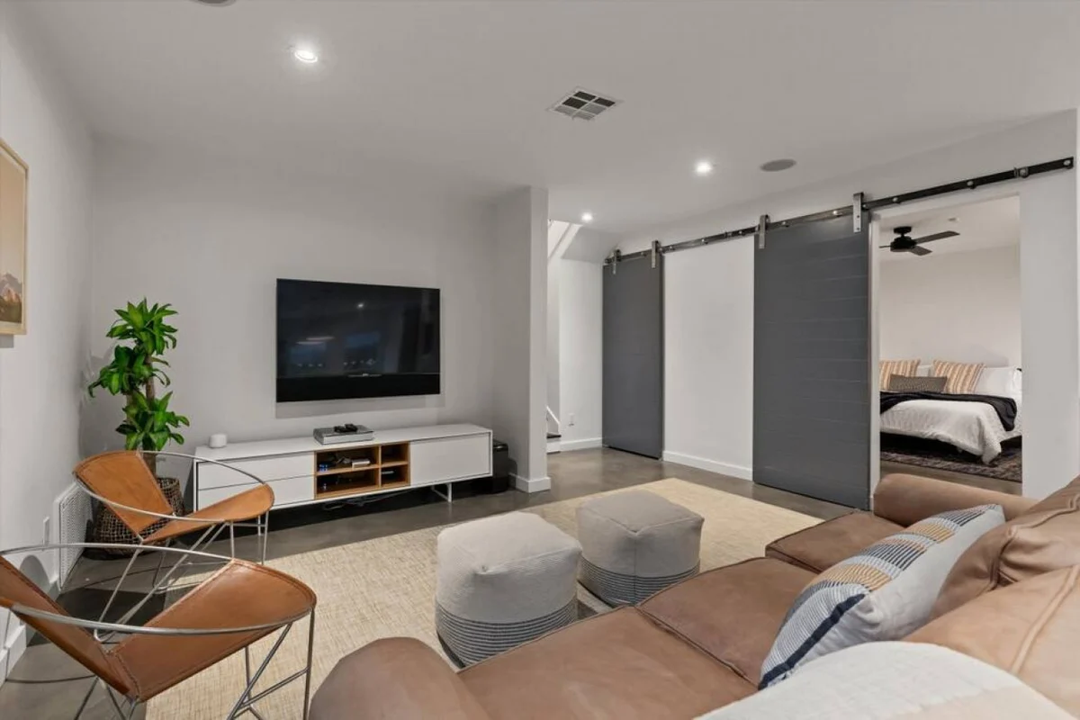 Downtown Oasis : Heated Pool : Spa : Outdoor Living/Dinning : Game Room #103