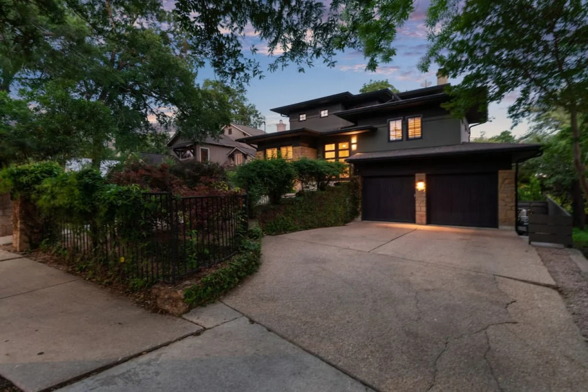 Downtown Oasis : Heated Pool : Spa : Outdoor Living/Dinning : Game Room #121