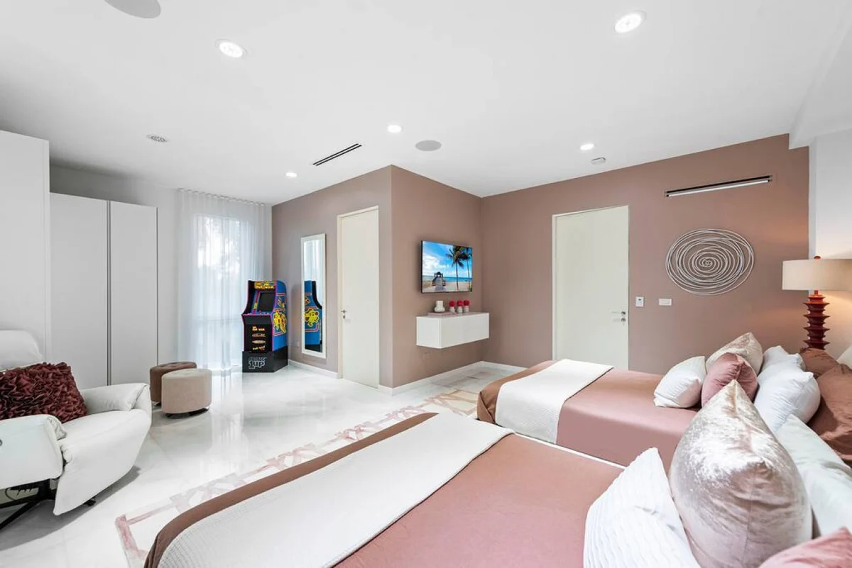 New Modern Estate, Pool / Jacuzzi / GYM / Media Room #138