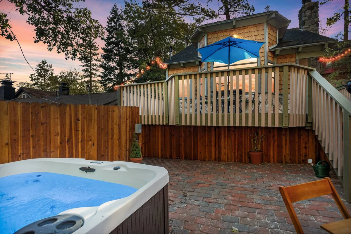 2BR Acorn Cottage w Fireplace, Hot Tub & BBQ #60