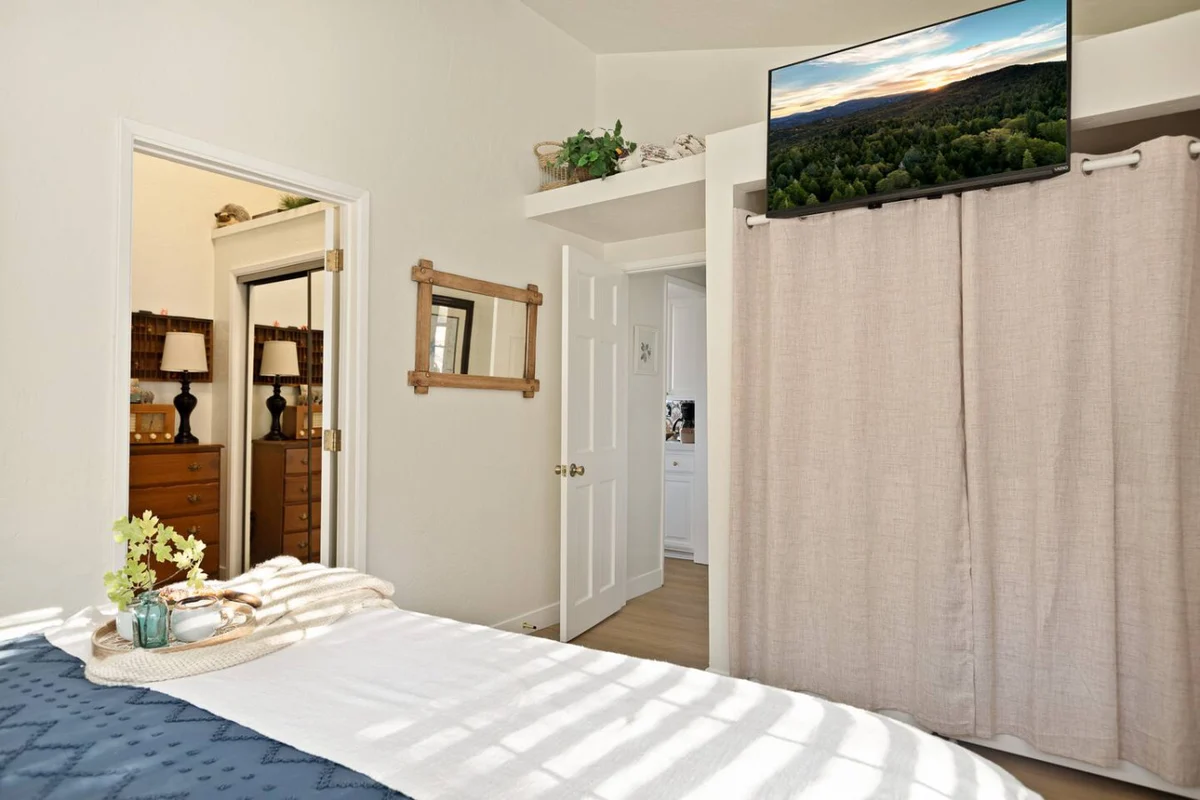 2BR Acorn Cottage w Fireplace, Hot Tub & BBQ #71