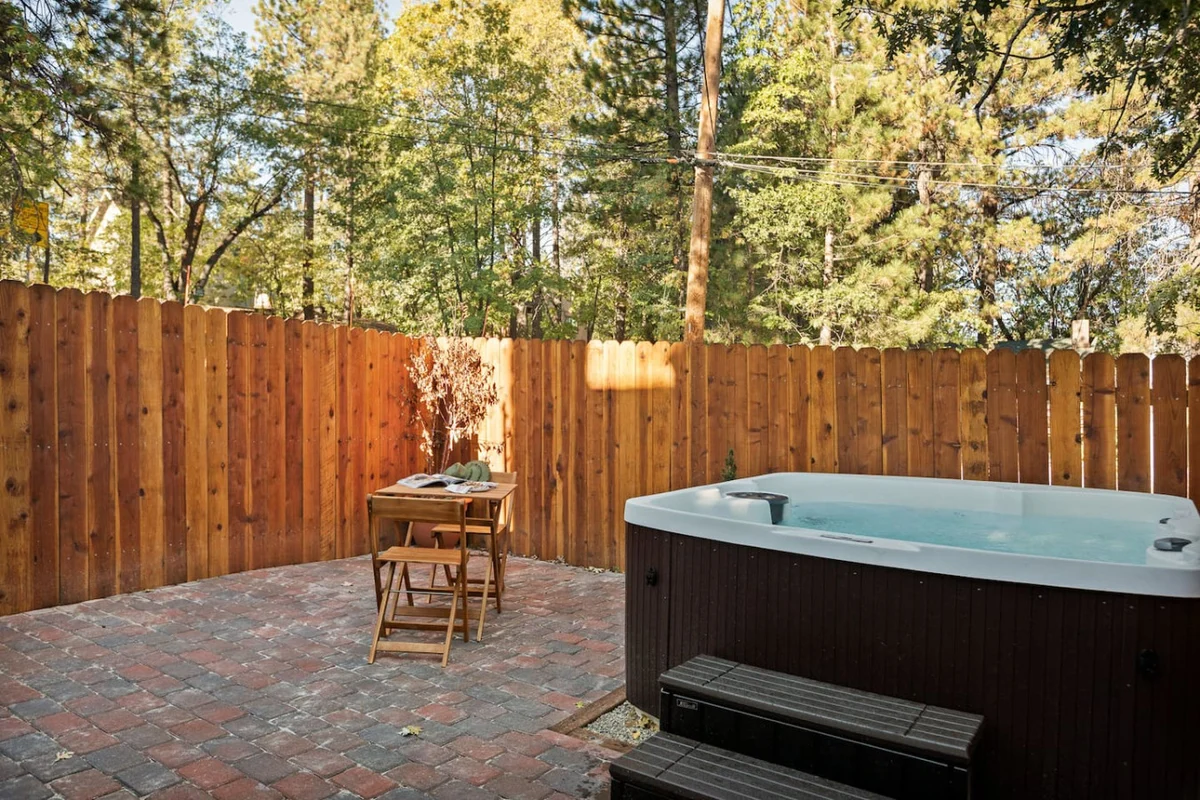 2BR Acorn Cottage w Fireplace, Hot Tub & BBQ #67