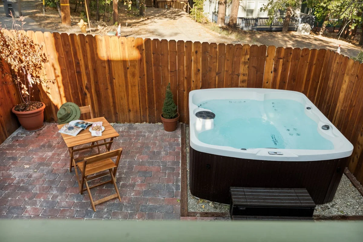 2BR Acorn Cottage w Fireplace, Hot Tub & BBQ #80
