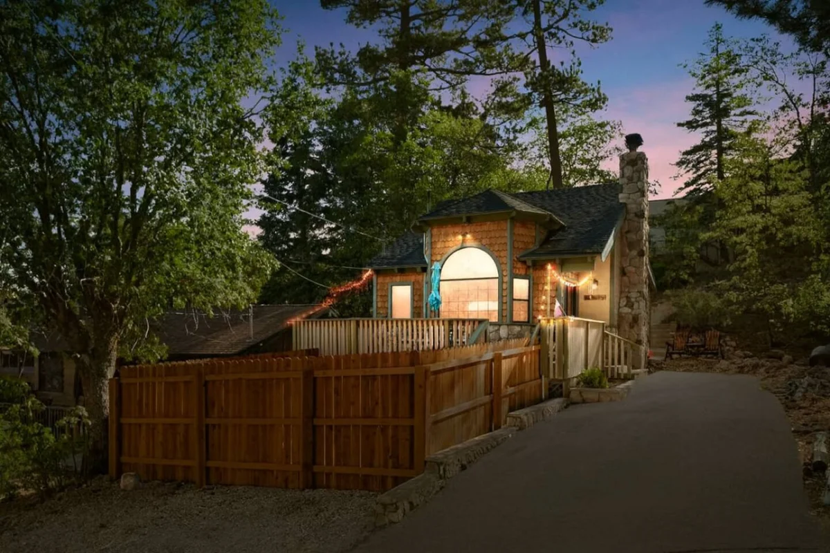 2BR Acorn Cottage w Fireplace, Hot Tub & BBQ #62