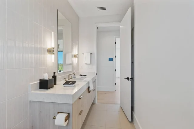 Wander Austin Oakhaven #172