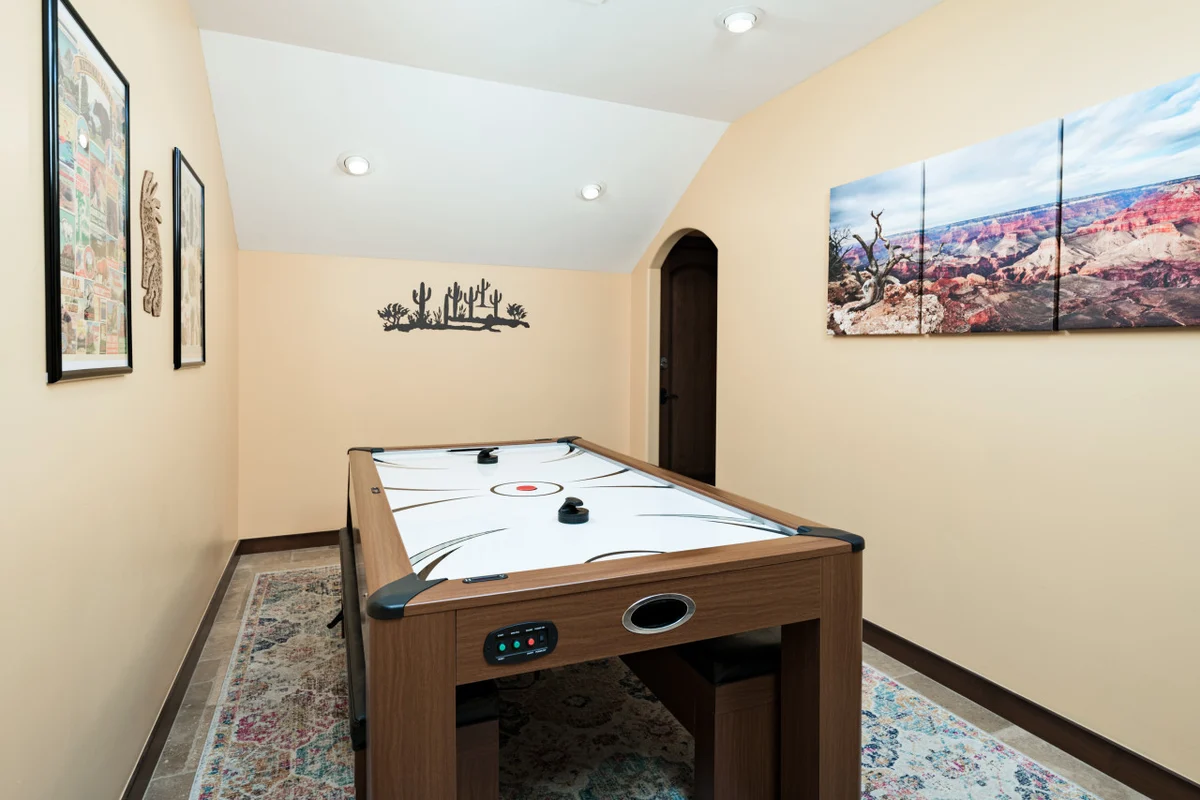 6,000 Sqft Uptown Gem * Heated Pool/Spa/Sauna/View Decks #72