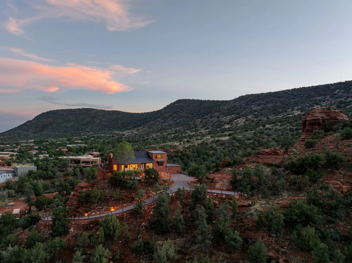 Ravens Rock Retreat: Clifftop Estate w/ 360 Views #103